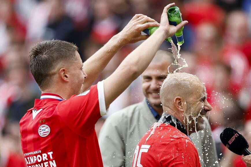 Foto: Bosz emotioneel na PSV-titel: “Ja, dat raakt me”