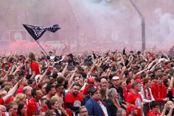 Ajax-fans gaan los tijdens PSV-huldiging: “Sneu”