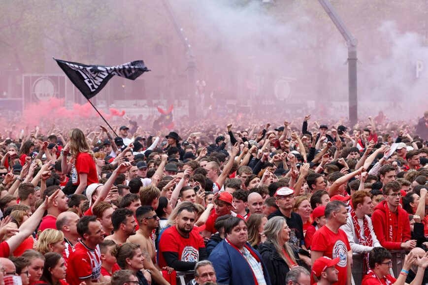 Foto: PSV-aanhang komt in actie: “Er is maar één logo!”